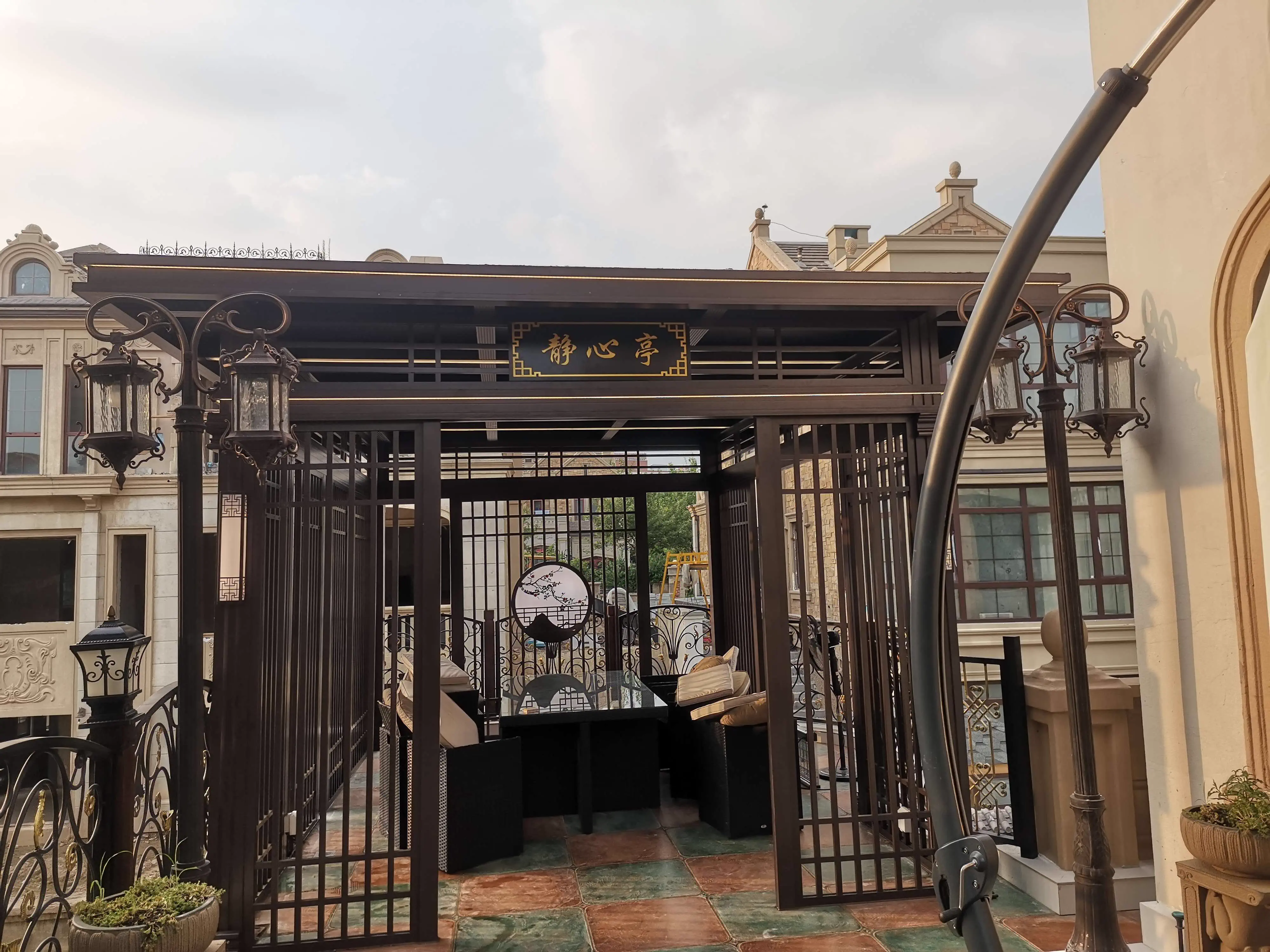  分享二个楼顶花园户外休闲铝合金结构凉亭   