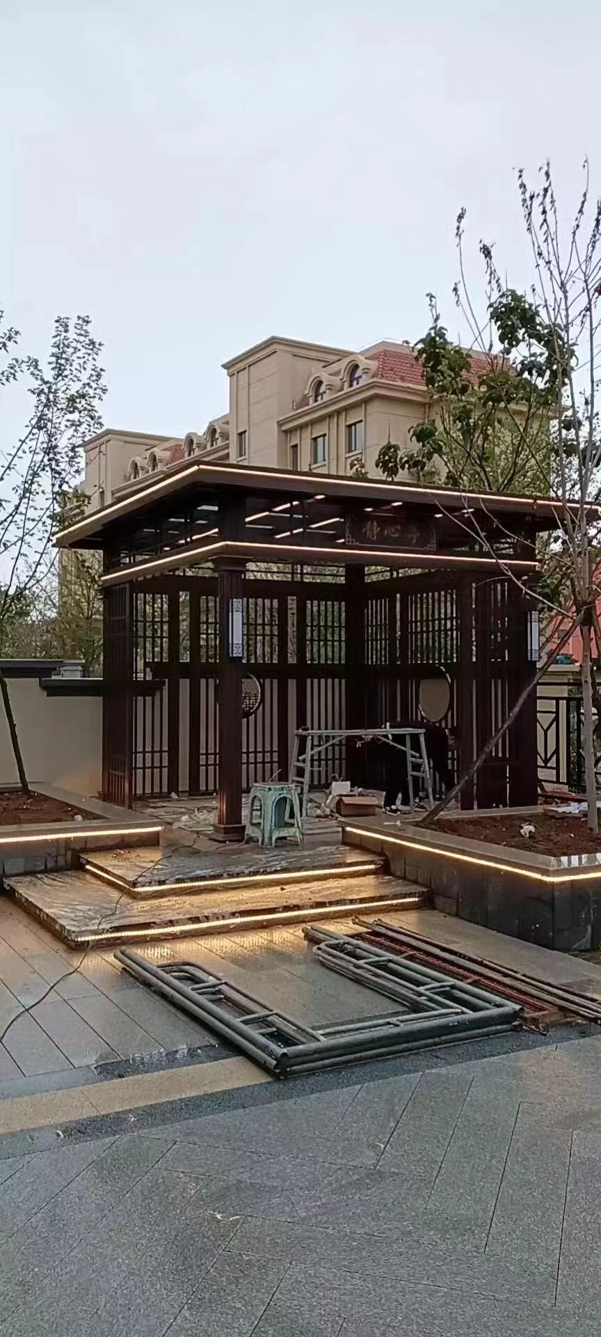  新中式铝艺凉亭安装收尾 庭院景观即将焕新亮相