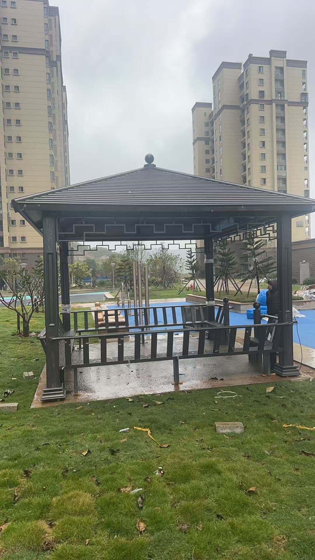  泳池畔的新中式四角凉亭